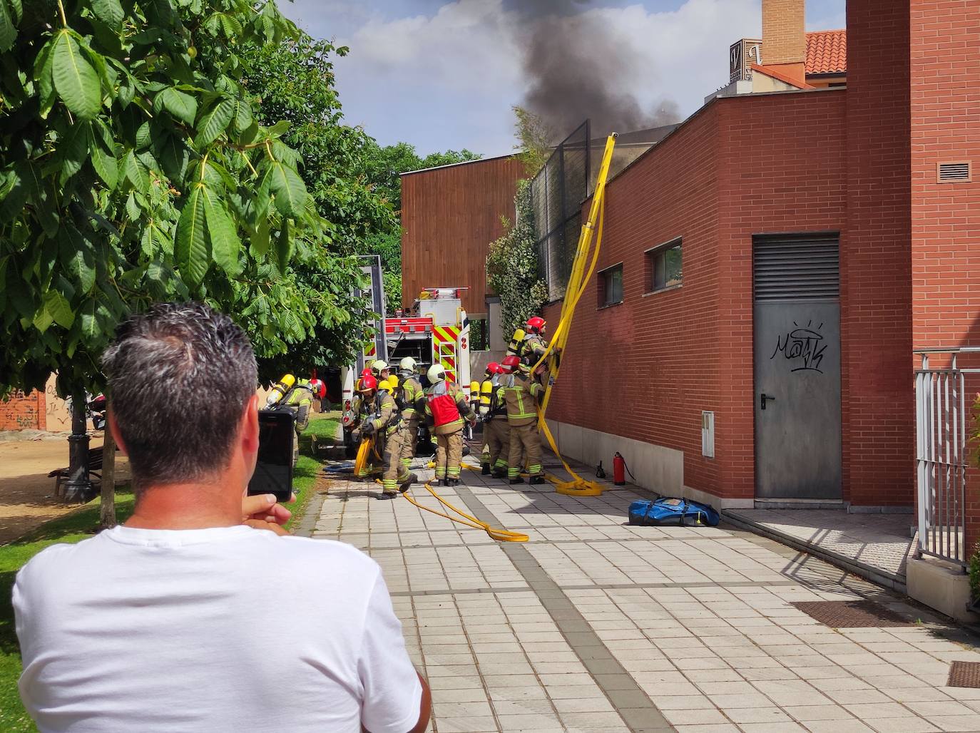 Arde el patio de una casa en la calle Sajambre de Valladolid.