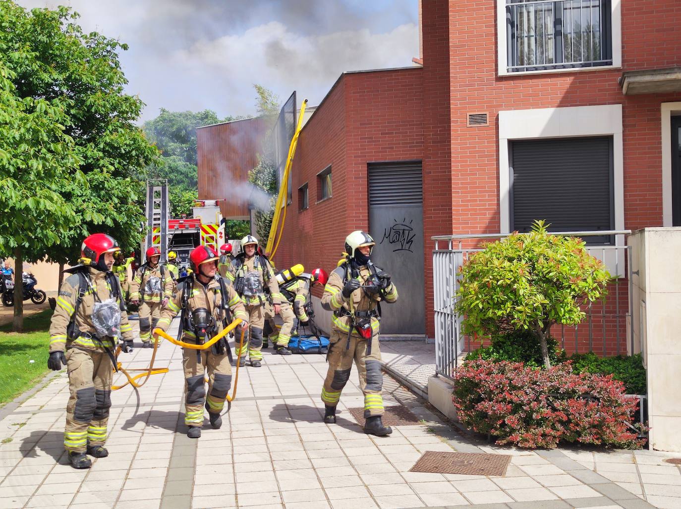 Arde el patio de una casa en la calle Sajambre de Valladolid.