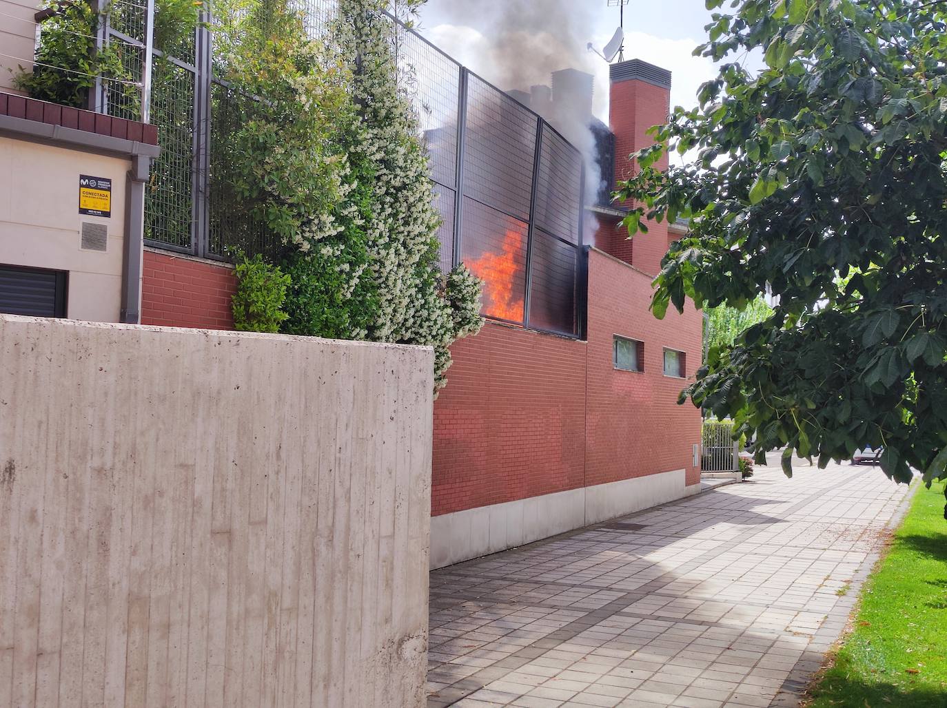 Arde el patio de una casa en la calle Sajambre de Valladolid.