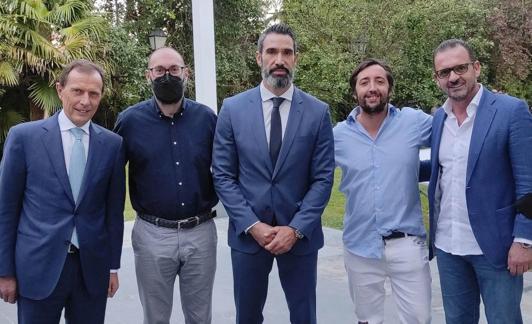 Emilio Burtragueño, el periodista Mario Caballero, Fernando Sanz, Álvaro de Paz y Pedja Mijatovic, en la presentación de la serie del Real Madrid.