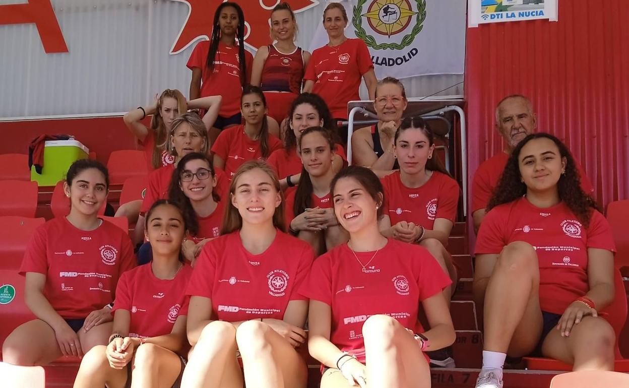 Foto de las chicas del Club Atletismo Valladolid en la grada. 