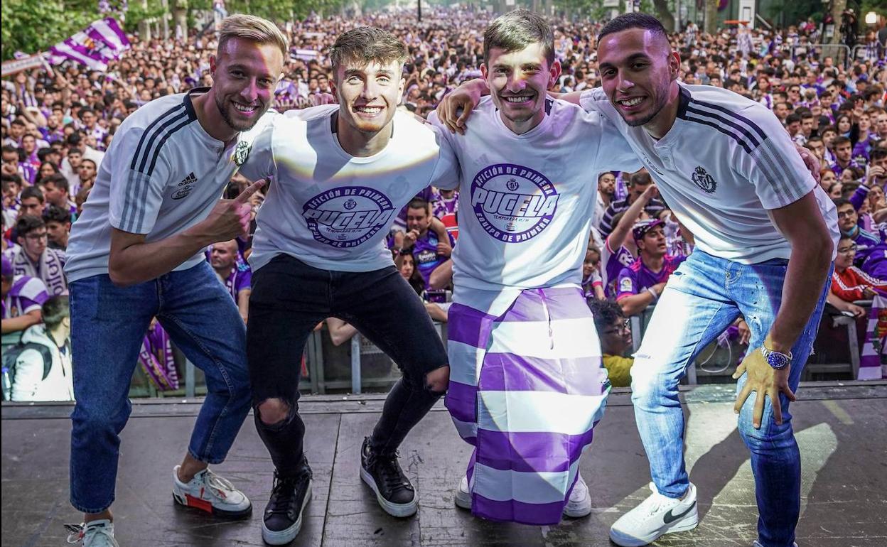 Toni Villa y Anuar, a la derecha de la foto, posan junto a los también canteranos Fresneda y Víctor Narro en la celebración del ascenso con la afición. 