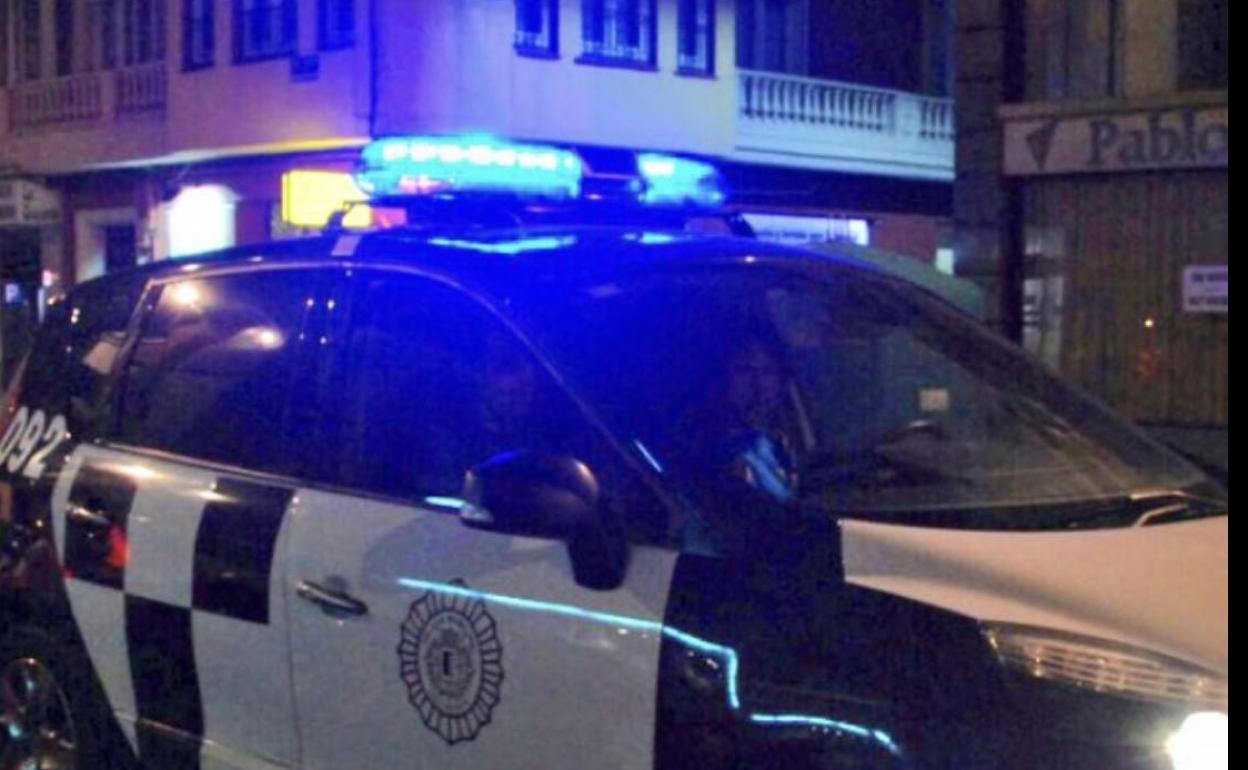 Un vehículo policial en una patrulla nocturna. 