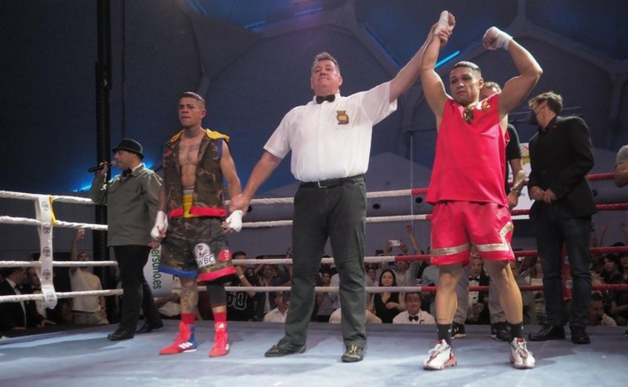 El juez árbitro levanta el brazo de Salvi en el ring de la Cúpula del Milenio. 