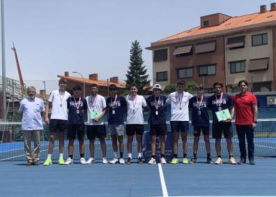 Imagen secundaria 1 - Arriba el equipo femenino C.D.F. Vegasport ganador del Joan Compta. Abajo a la izquierda el C.T. Espacio Tierra y a la derecha C.D.C. Raqueta Valladolid ganadores júnior. 