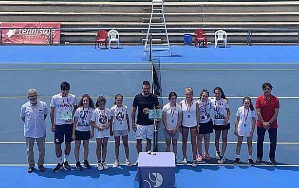 Imagen principal - Arriba el equipo femenino C.D.F. Vegasport ganador del Joan Compta. Abajo a la izquierda el C.T. Espacio Tierra y a la derecha C.D.C. Raqueta Valladolid ganadores júnior. 