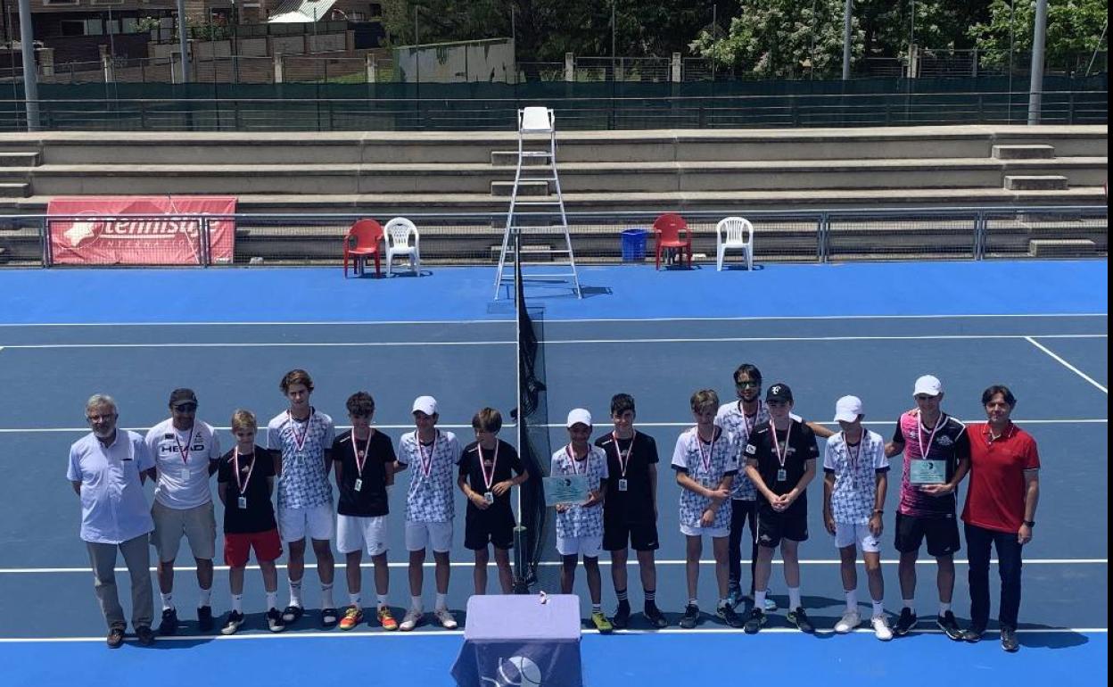 Los miembros del equipo de C.T. Canal Deportivo campeón del Joan Compta lucen sus medallas. 