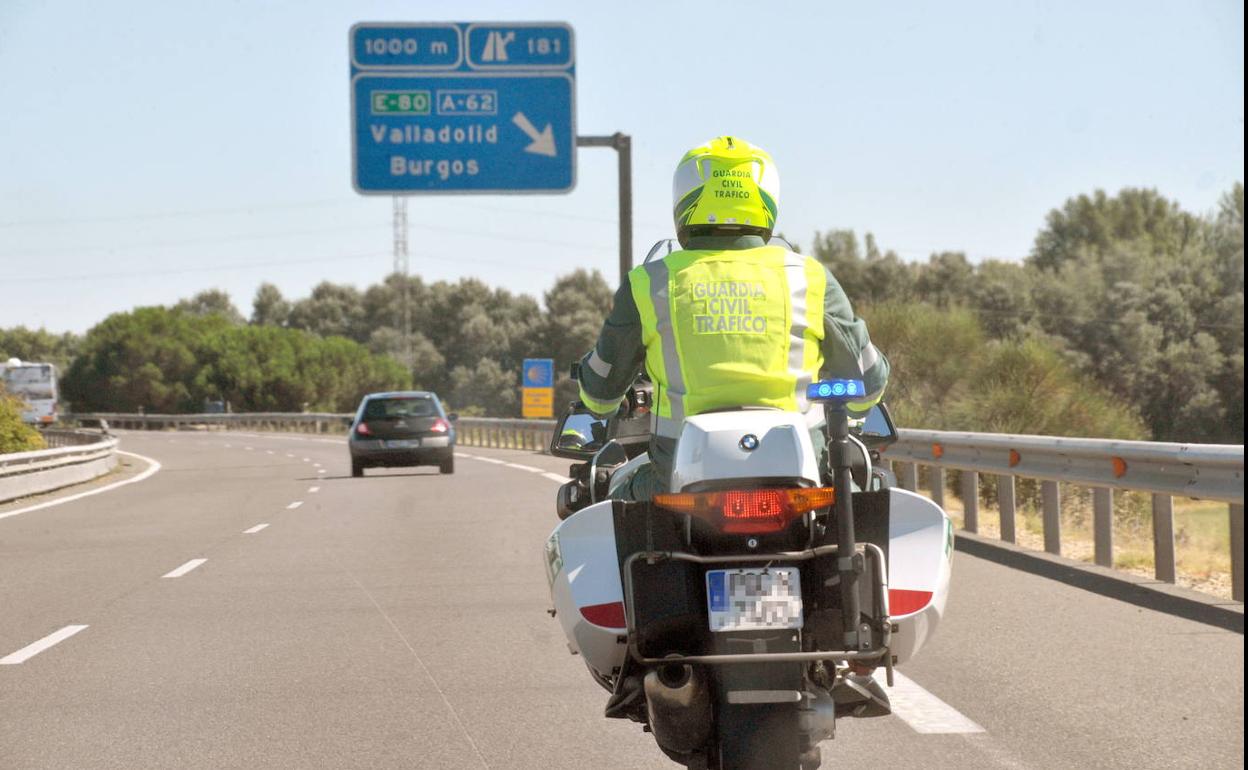 Un motorista de Tráfico patrulla por la A-62 en Valladolid. 