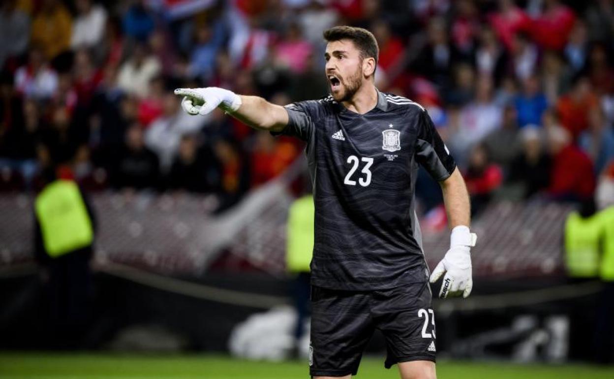 Unai Simón ordena a sus compañeros en un partido de la selección española. 