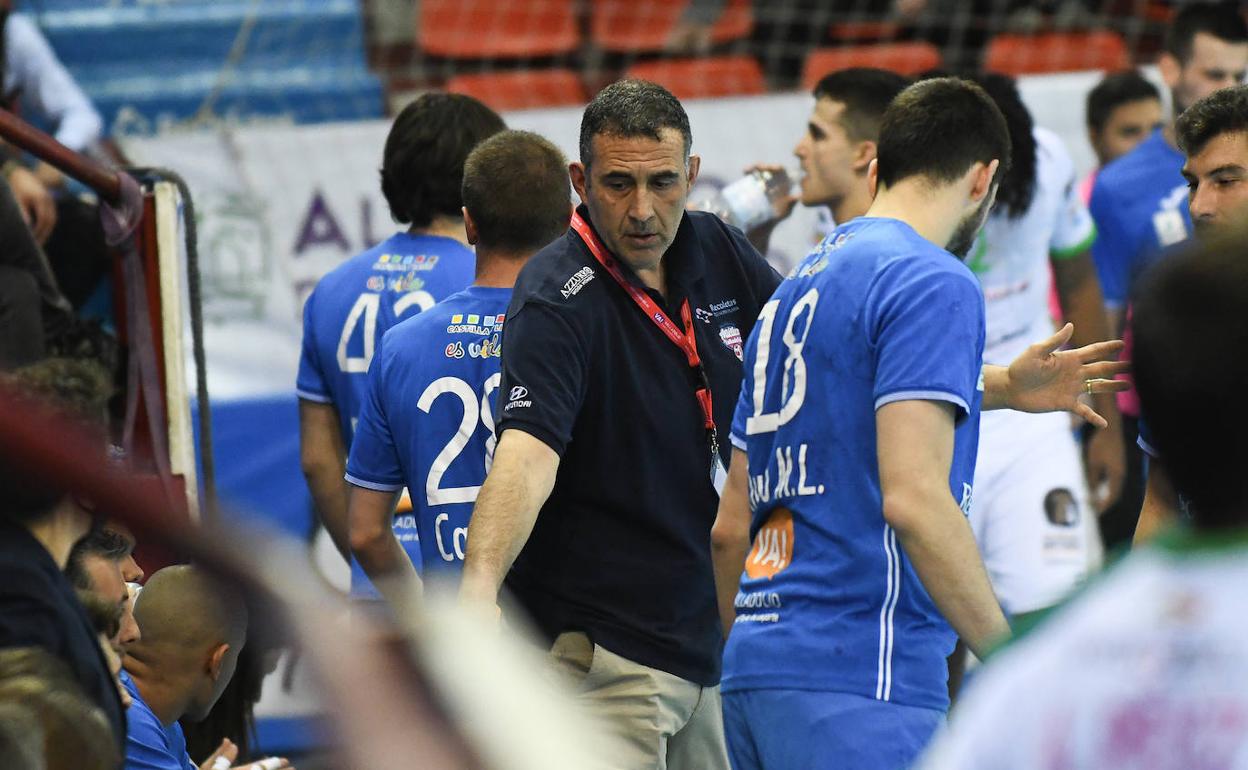 Pisonero, rodeado de sus jugadores. 