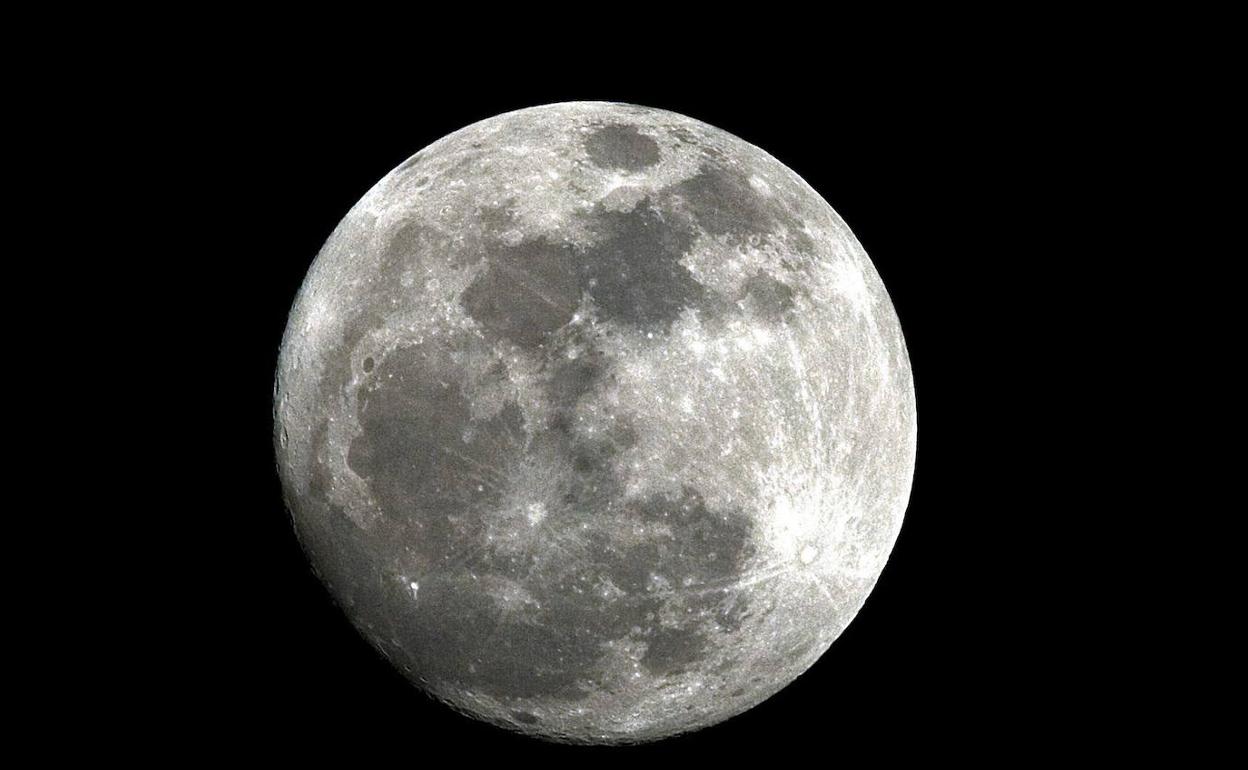 La Luna brinda un impresionante espectáculo, ya que se observa mucho más grande y más brillante de lo habitual. 