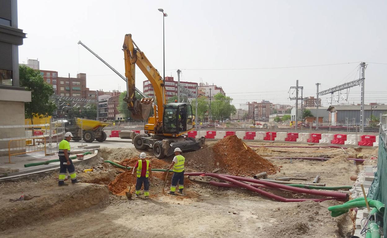 Los operarios trabajan en la construcción del colector en la salida de Panaderos a la calle Estación. 