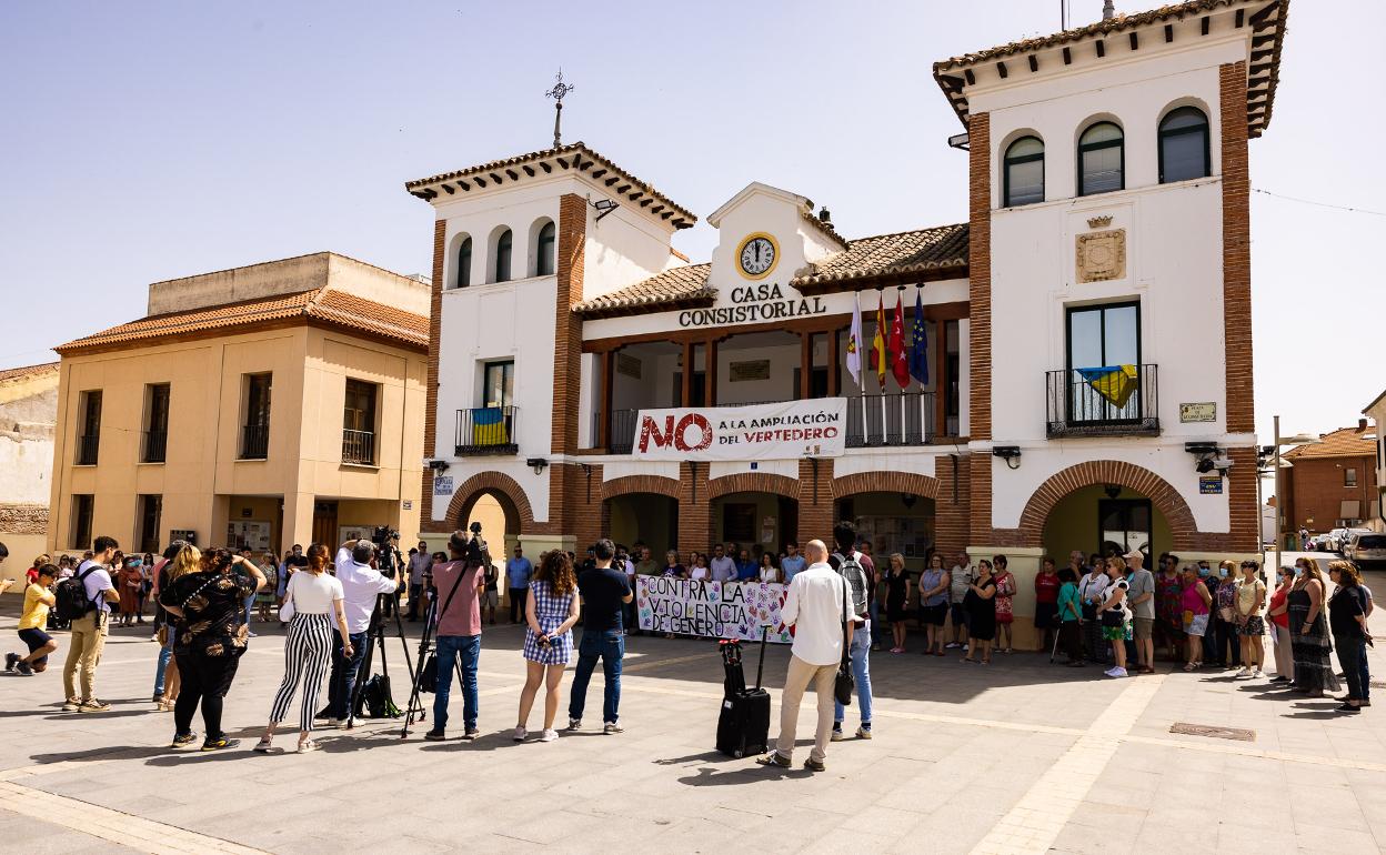 Concentración de respulsa contra la agresión en Pinto. 