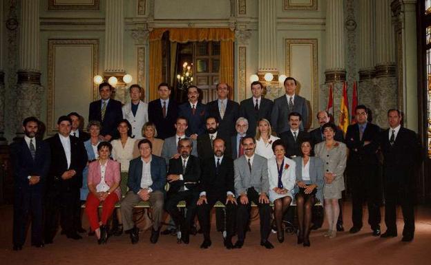 Foto de familia de la Corporación municipal de Valladolid en el año 1995.