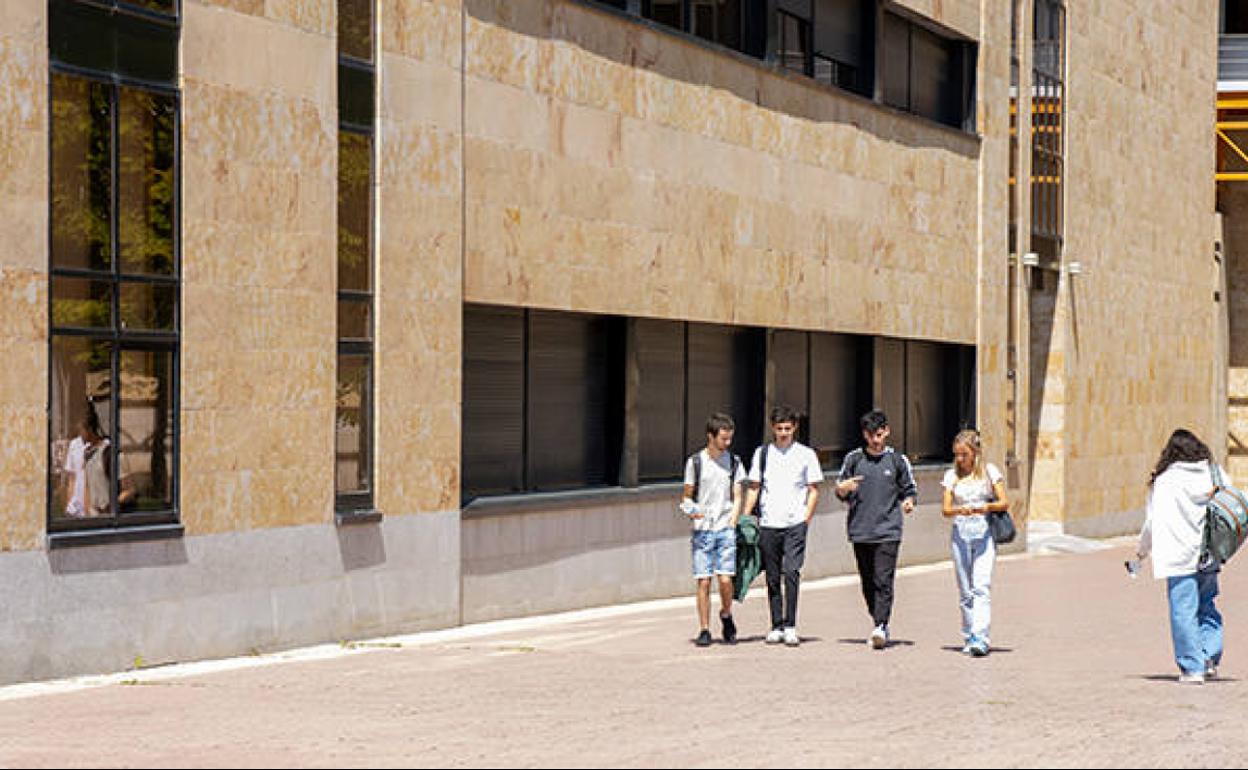 Alumnos en el campus Unamuno.