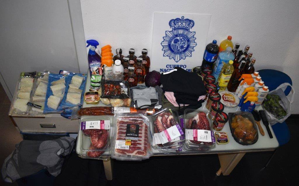 Productos encontrados en el maletero de los dos detenidos.