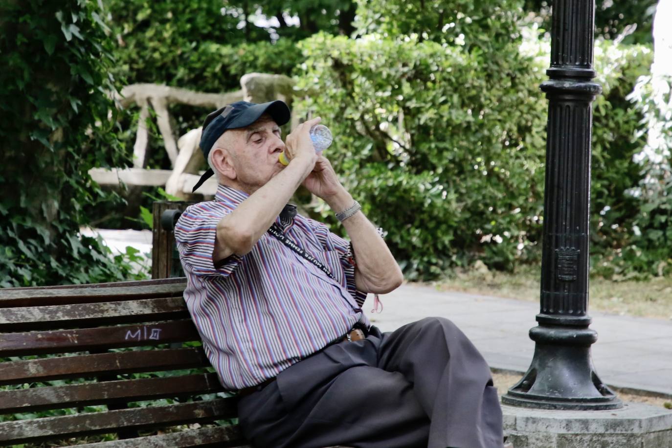 No beber agua: el principal riesgo de las personas mayores ante la ola de calor