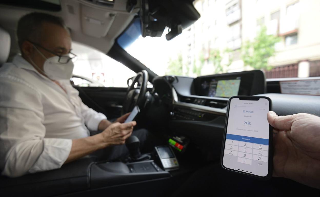 Un usuario paga el taxi a través de Bizum.