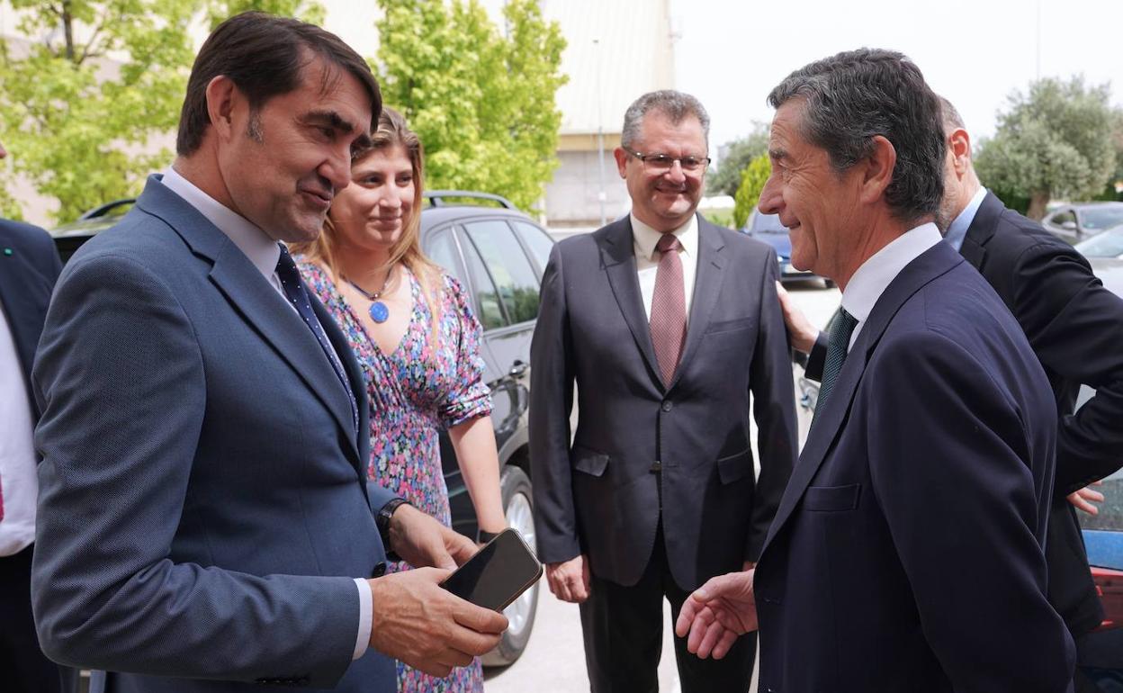 El consejero de Agricultura, Gerardo Dueñas, (al fondo), con Suárez Quiñones y el presidente de Enzo Energy, Mario Armero, este martes en Acor.