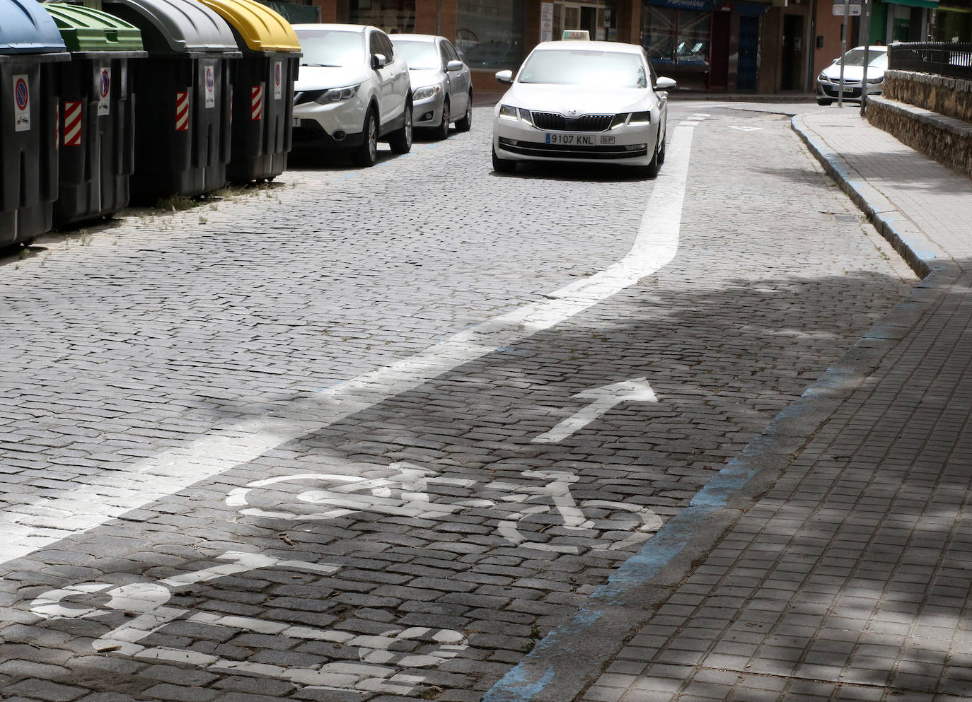 Taxistas y transportistas rechazan el carril bici porque lo ven improvisado y peligroso