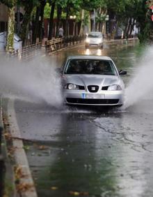 Imagen secundaria 2 - Sobre estas líneas, imagen de los efectos de la tormenta del miíercoles por la noche. 