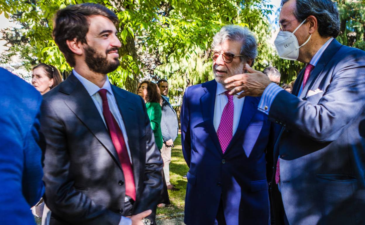 El vicepresidente Juan García-Gallardo, con Santiago Aparicio y Amalio de Marichalar, el 26 de mayo, en una entrega de premios empresariales en Soria.