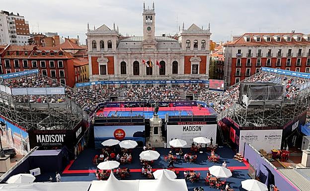 Panorámica de la Plaza Mayor de Valladolid durante la disputa del torneo.