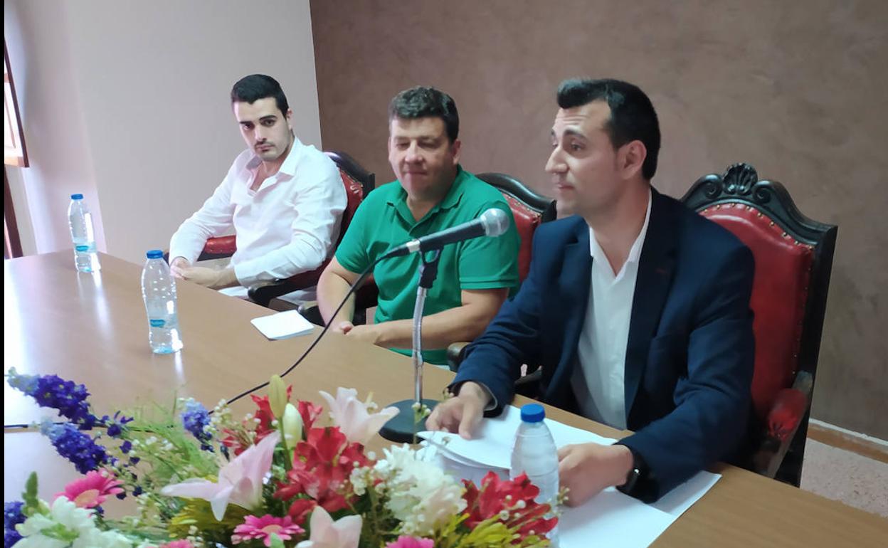 David Esteban (derecha), este miércoles durante el pregón de Villalba.