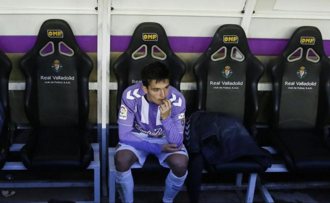 Cotán, pensativo en el baqnuillo tras la derrota del real Valladolid ante el Numancia el año del ascenso de Sergio 