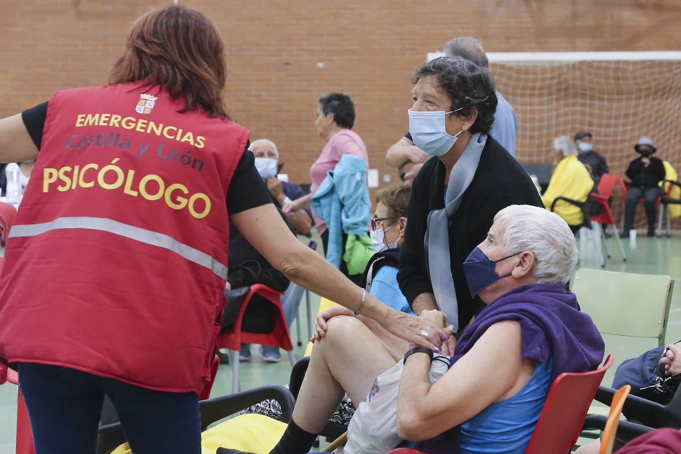 Imagen. Los vecinos reubicados en Camarzana de Tera reciben atención psicológica mientras esperan noticias. 