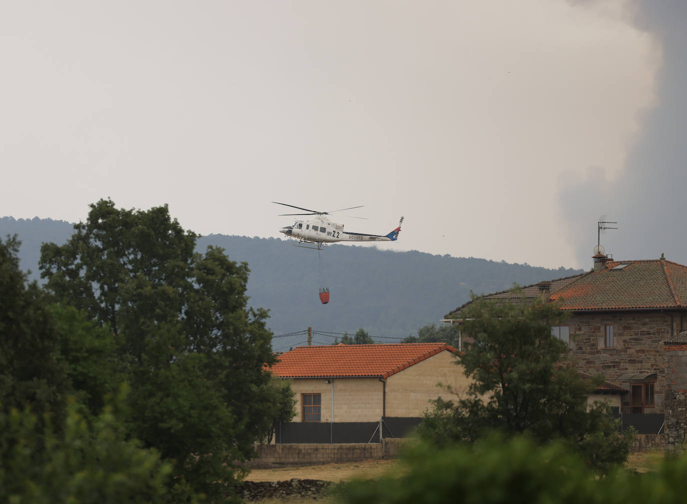 Fotos: El humo del incendio en la Sierra de la Culebra de Zamora obliga a desalojar Villardeciervos