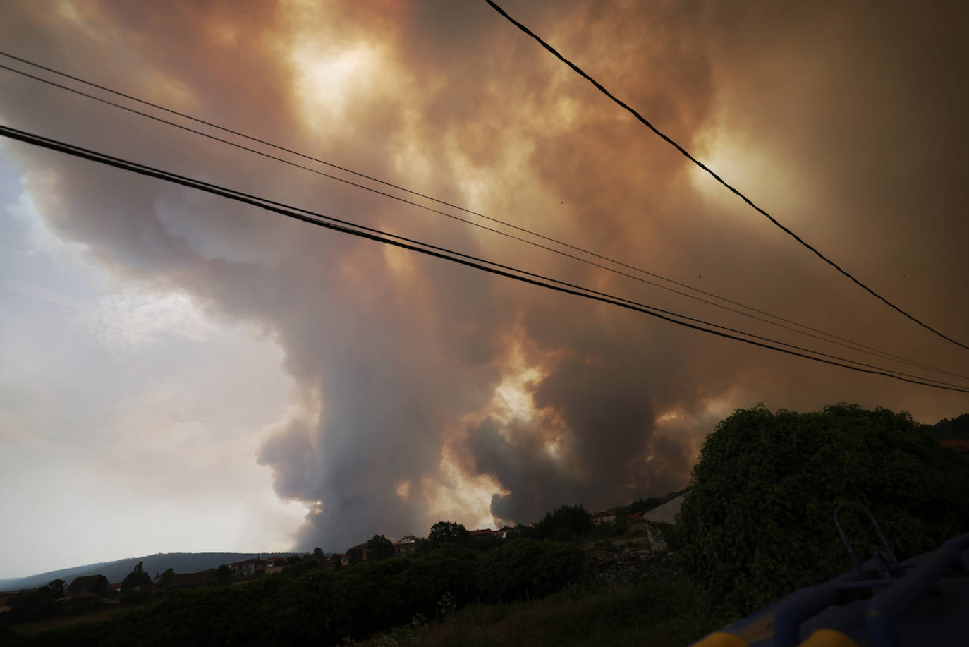 Fotos: El humo del incendio en la Sierra de la Culebra de Zamora obliga a desalojar Villardeciervos