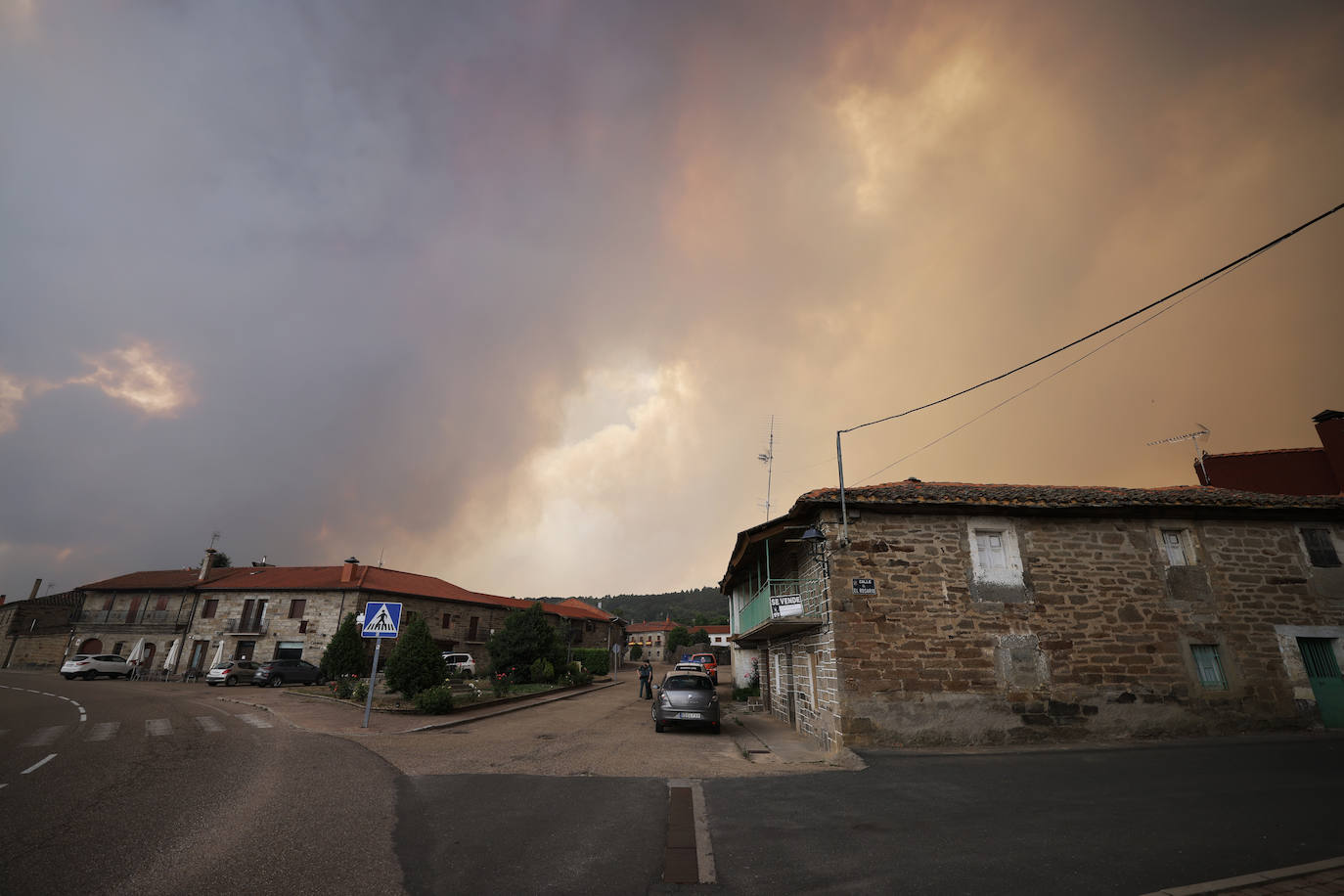 Fotos: El humo del incendio en la Sierra de la Culebra de Zamora obliga a desalojar Villardeciervos