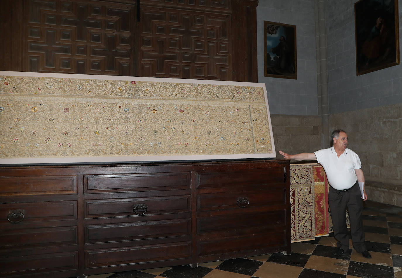 La muestra de arte religioso permanecerá abierta hasta el 11 de diciembre por el séptimo centenario de la Catedral. 