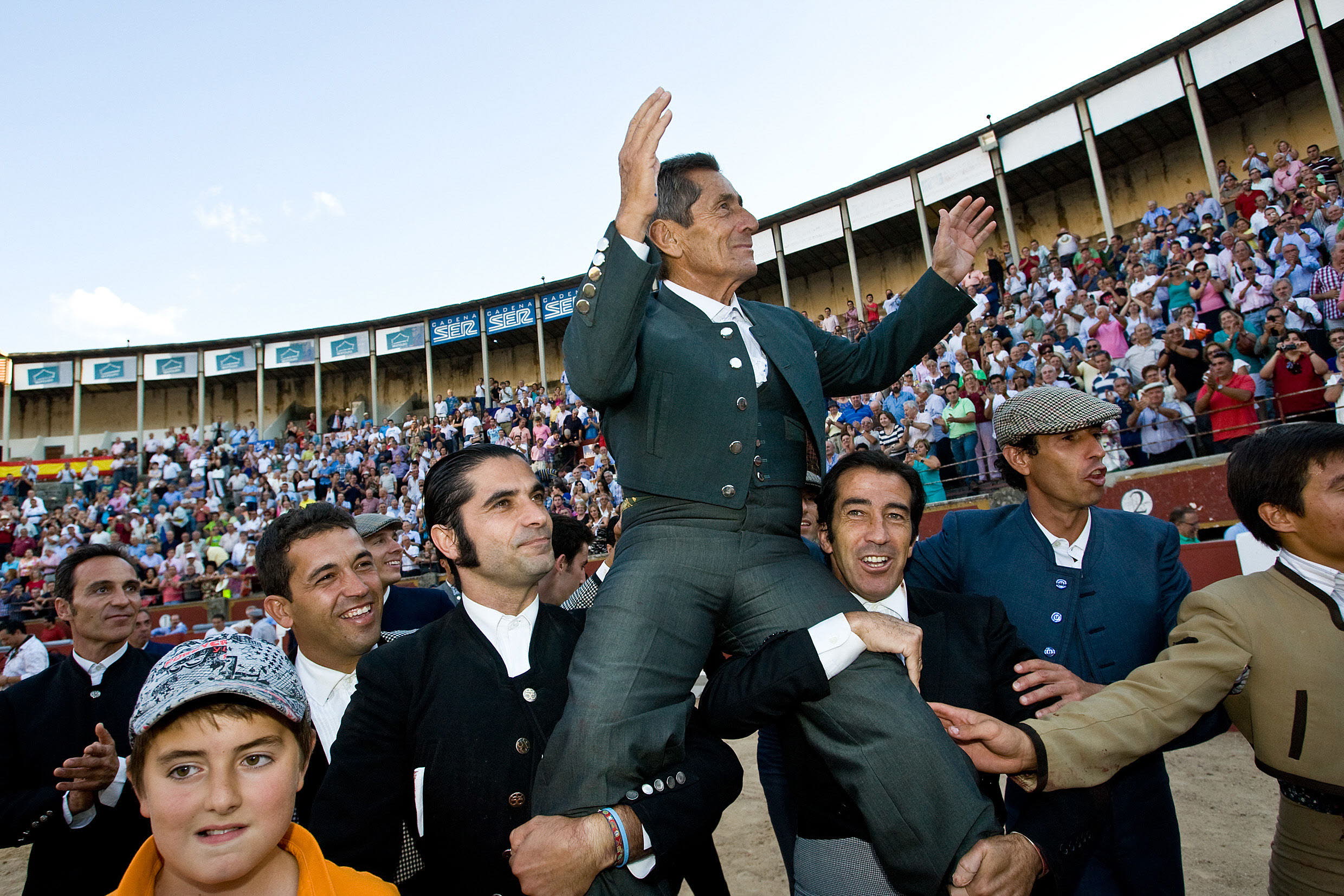 El torero sale a hombros durante el aniversario de su alternativa.