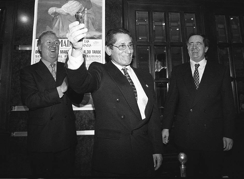 El diestro recibe un homenaje en la Federación Taurina de Valladolid. En la imagen, junto al ex presidente de la Junta de Castilla y León, Juan José Lucas, en el año 1999.