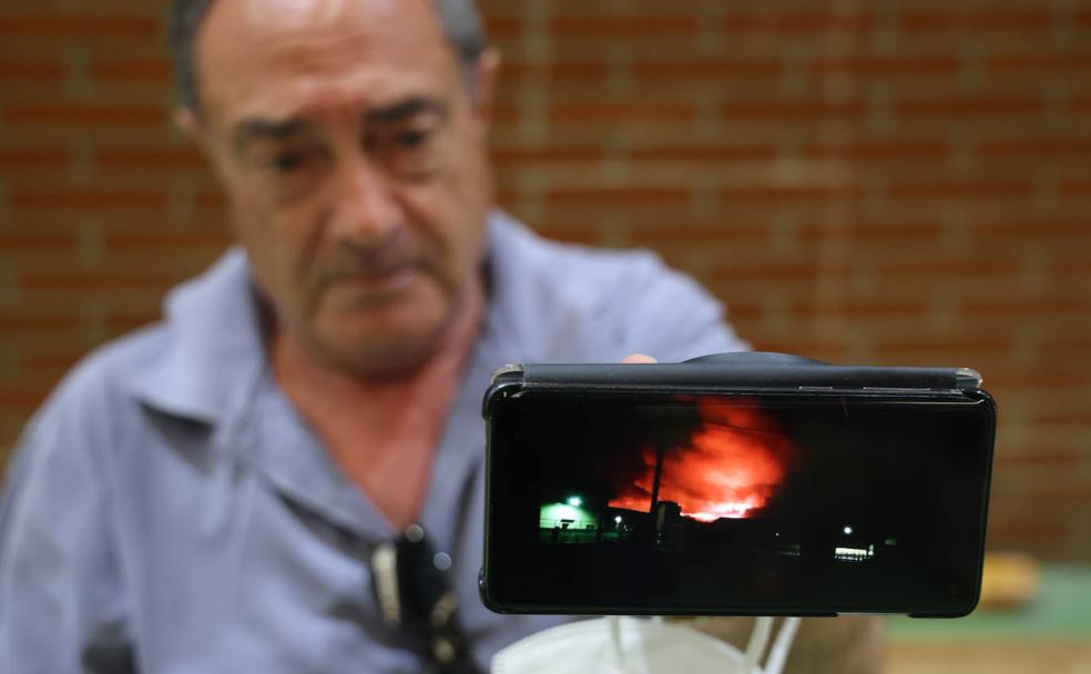 Un hombre muestra imágenes del incendio mientras espera en el pabellón de Camarzana de Tera, adonde se envió a los vecinos desalojados de otros municipios. 