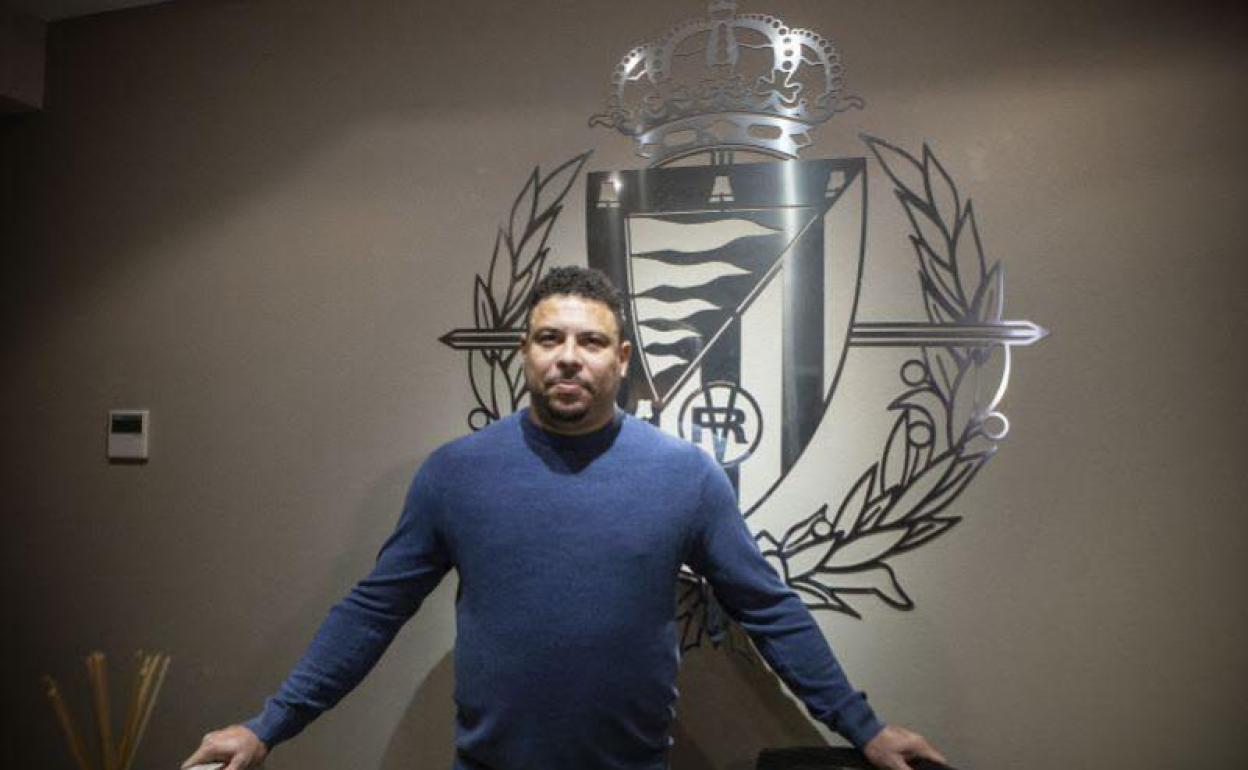 Ronaldo, delante del escudo del club en las oficinas de madrid. 