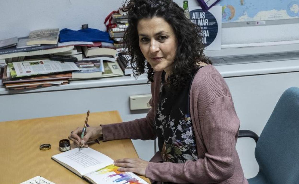 La calígrafa Esther Gordo, escribiendo en sus cuadernos. 