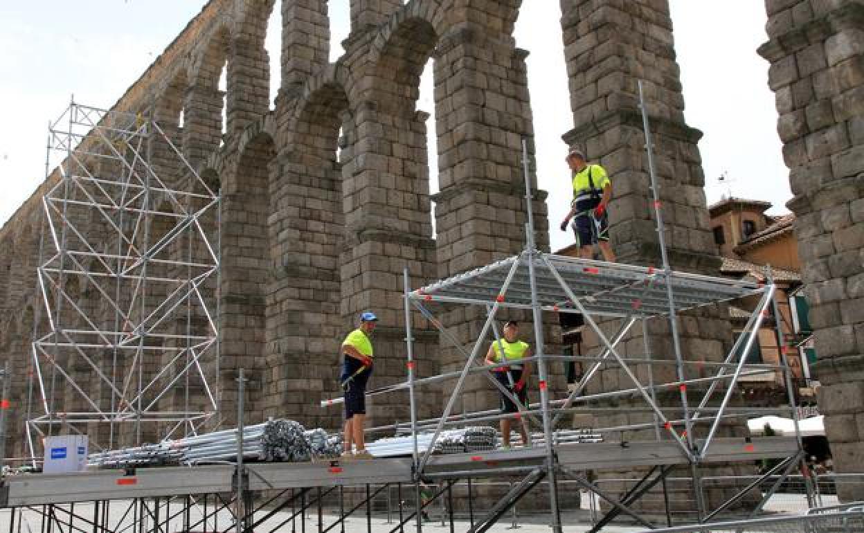 Los operarios montan el escenario que acogerá el sábado la inauguración de las fiestas. 