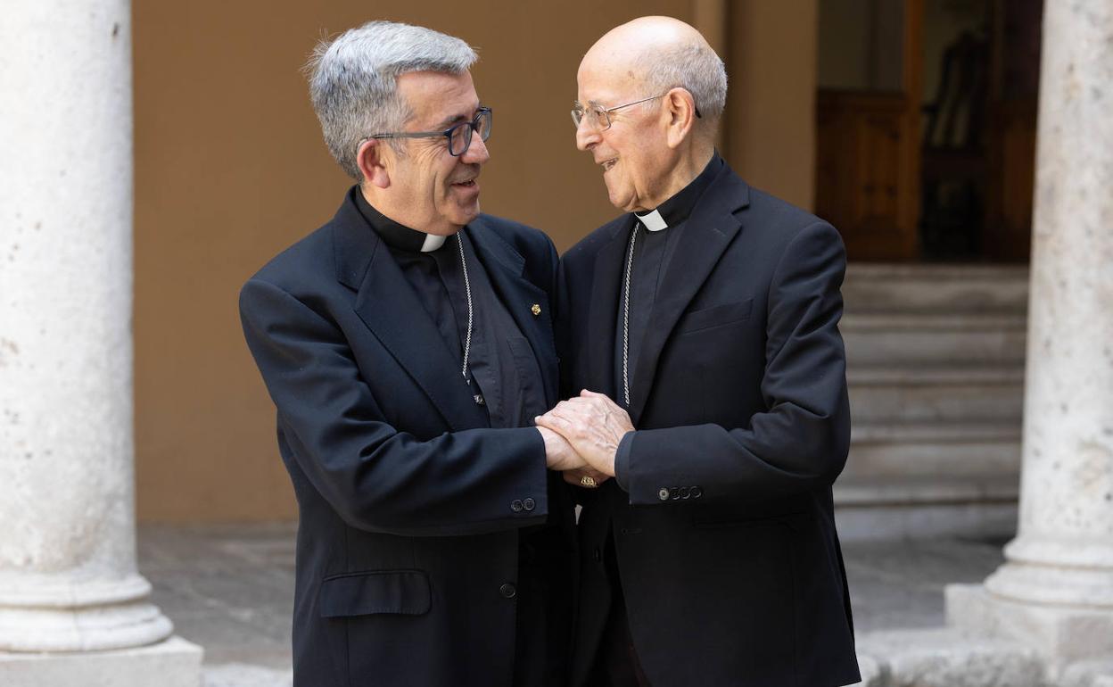 El nuevo arzobispo, Luis Argüello (izquierda), este viernes junto a su precedesor, Ricardo Blázquez.