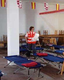 Imagen secundaria 2 - Los realojados, casi todos personas mayores, conversasn después de desayunar en Camarzana de Tera. En el centro, la Guardia Civil no deja circular en la N-631 a la altura del cruce de Litos. Abajo, preparando las camas por si hay que pasar otra noche más fuera de casa.