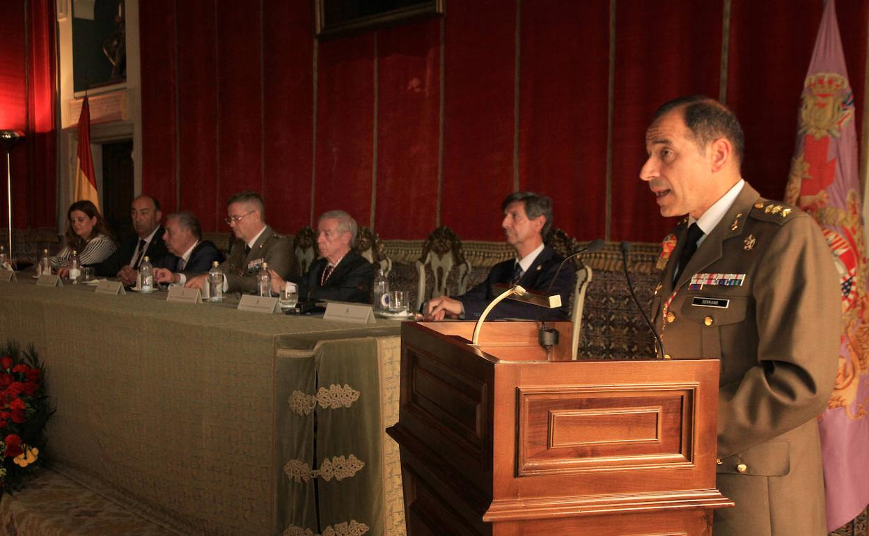 El coronel alcaide del Alcázar, Alejandro Serrano, durante su intervención. 