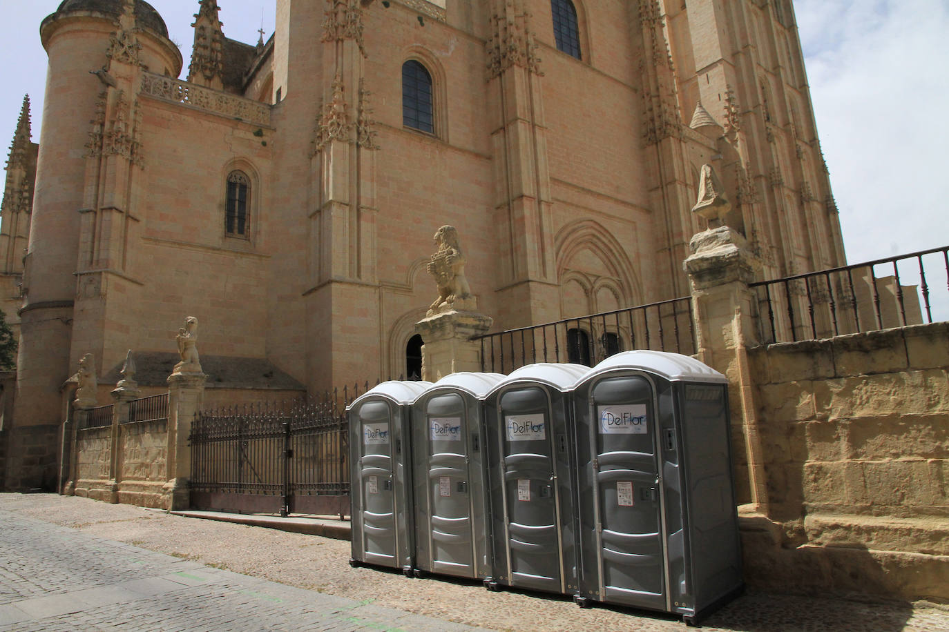 Cuatro urinarios portátiles junto a la Catedral.