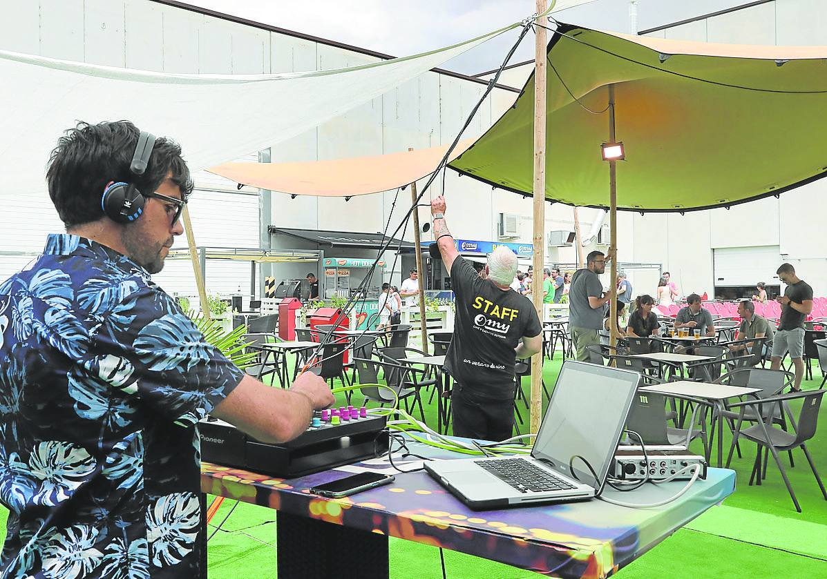 Sesión de dj en el vermú de ayer a mediodía en OMY. 