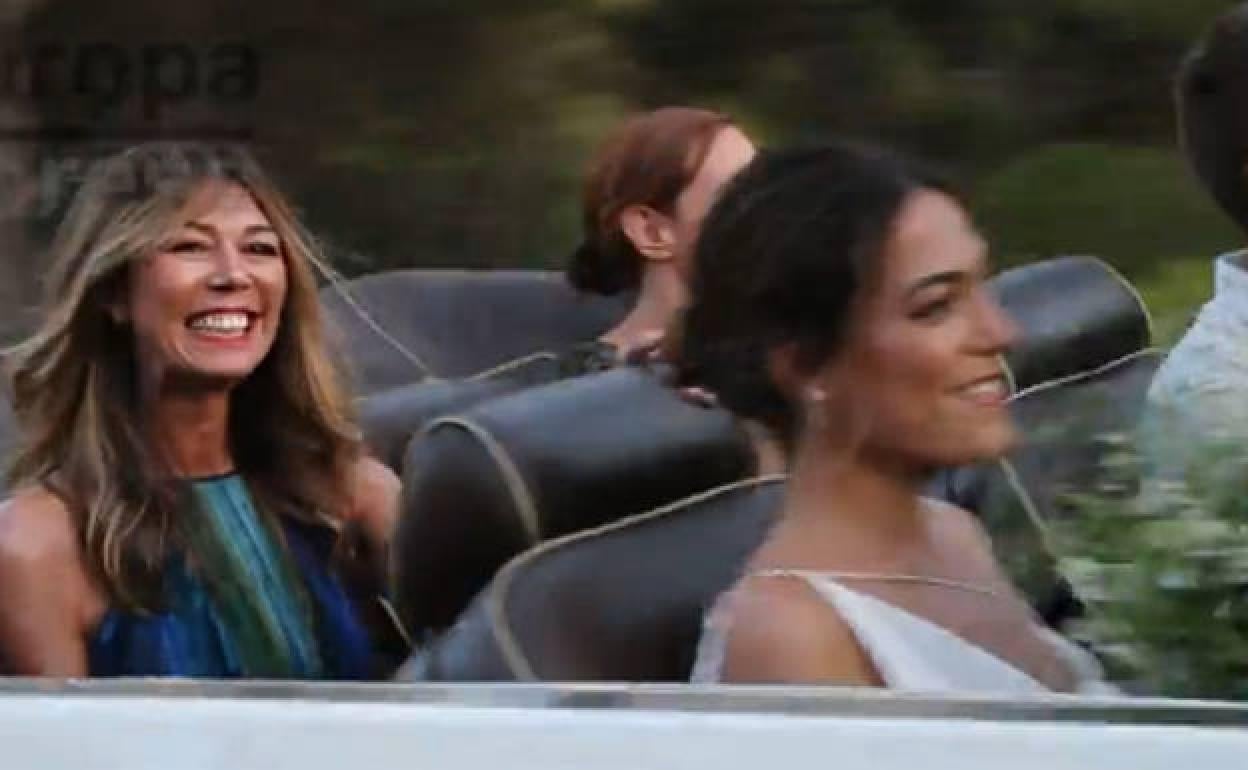 Eva Zaldívar, a la izda. acompaña a su hija Andrea Navarro, (dcha). 