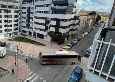 Imagen secundaria 1 - Continuos atascos de vehículos grandes en una calle de Burgos por seguir las indicaciones del GPS