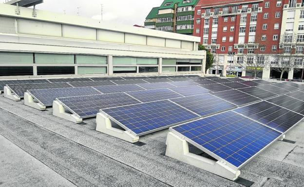 Placas solares en la piscina municipal 'Henar Alonso Pimentel', en la Plaza Biólogo José Antonio Valverde. 