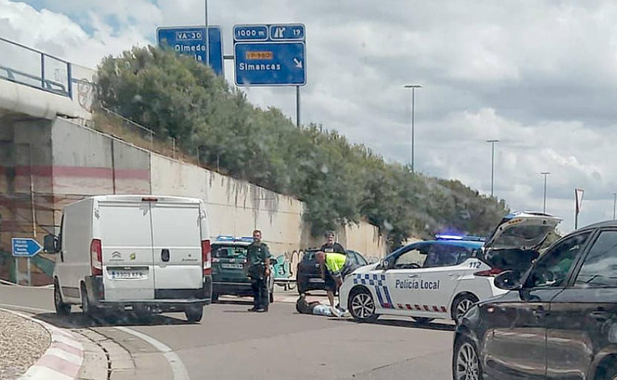 Atención al motorista lesionado en la avenida de Salamanca, en Arroyo, junto al cruce de la VA-30. 