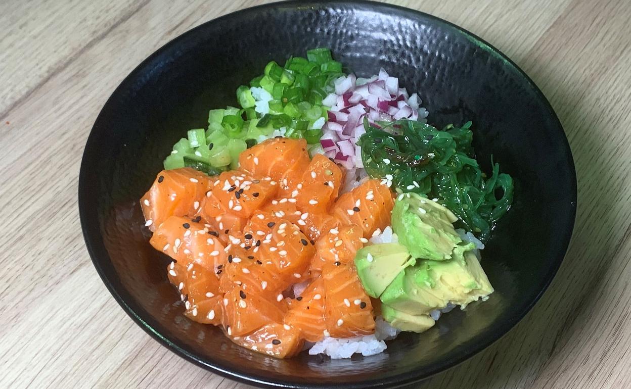 Receta de poke de salmón, aguacate y algas